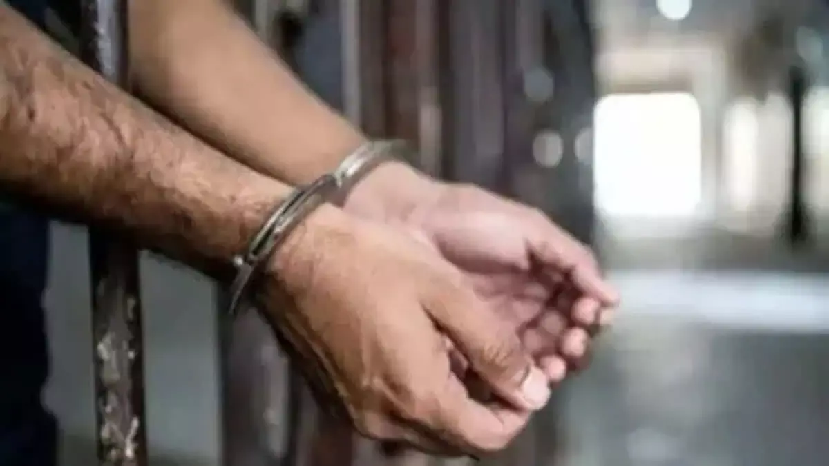 UP: पिता अपने छोटे बेटे की हत्या कर शव यमुना में फेंकने के आरोप में गिरफ्तार