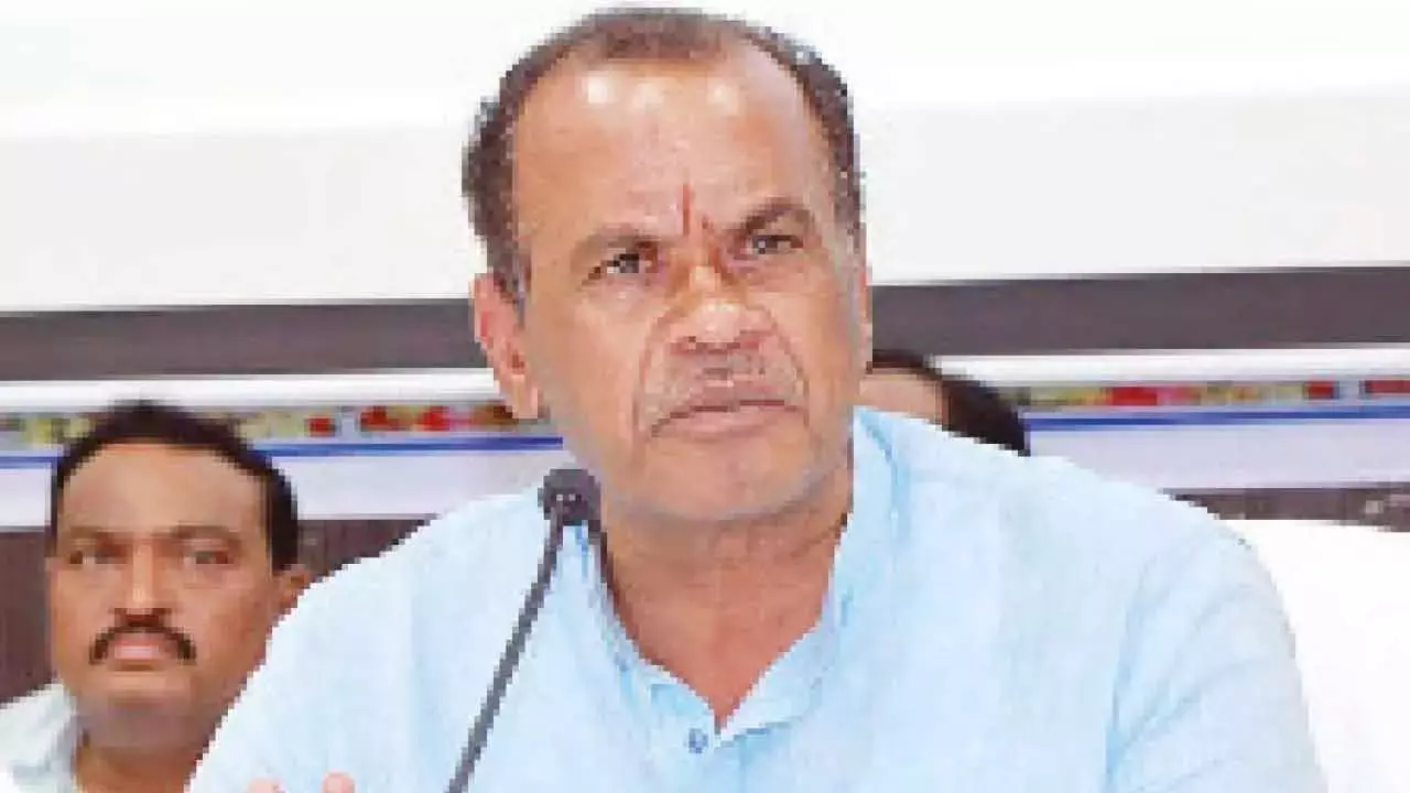 Telangana: मंत्री कोमाटिरेड्डी ने महिला के खिलाफ मीडिया कैंपेन की आलोचना की Telangana: मंत्री कोमाटिरेड्डी ने महिला के खिलाफ मीडिया कैंपेन की आलोचना की