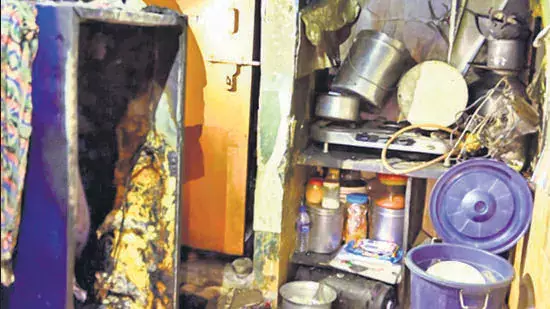 Goregaon में पिता और दो बच्चों की जलकर मौत; फ्रिज में धमाके का शक Goregaon में पिता और दो बच्चों की जलकर मौत; फ्रिज में धमाके का शक