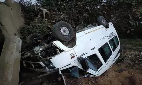 Himachal: कर्मियों को लेकर जा रहा वाहन पलटा, 7 घायल Himachal: कर्मियों को लेकर जा रहा वाहन पलटा, 7 घायल
