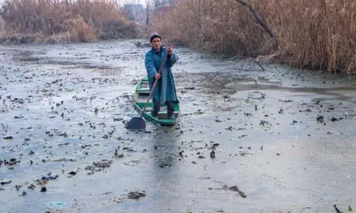 जम्मू-कश्मीर में कड़ाके की ठंड जारी, कश्मीर के मैदानी इलाकों में नहीं हो रही बर्फबारी जम्मू-कश्मीर में कड़ाके की ठंड जारी, कश्मीर के मैदानी इलाकों में नहीं हो रही बर्फबारी