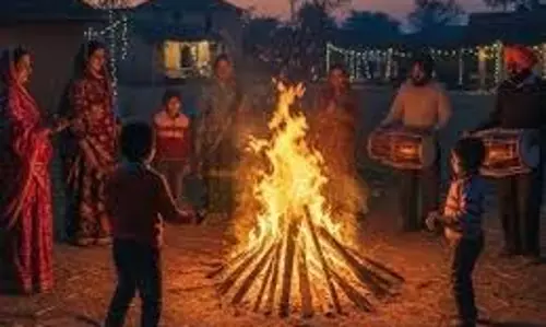 Lohri 2026 Astrology: लोहड़ी पर ग्रहों का दुर्लभ संयोग, सूर्य-मंगल और शुक्र मिलकर करेंगे धन की वर्षा