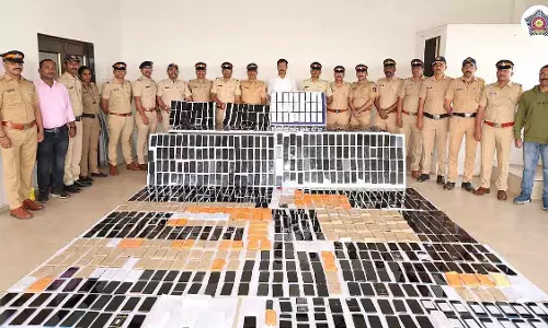 महाराष्ट्र के CM ने मुंबई पुलिस की तारीफ की, शहर में खोए 1,650 फोन उत्तर प्रदेश से बरामद