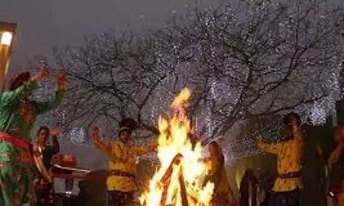 Lohri 2025 Katha: लोहड़ी पर्व के दिन जरूर सुनें ये कथा, जीवन में बनी रहेगी खुशहाली Lohri 2025 Katha: लोहड़ी पर्व के दिन जरूर सुनें ये कथा, जीवन में बनी रहेगी खुशहाली