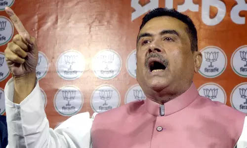 Bengal के पश्चिम मिदनापुर जिले के चंद्रकोना में सुवेंदु अधिकारी के काफिले पर हमला Bengal के पश्चिम मिदनापुर जिले के चंद्रकोना में सुवेंदु अधिकारी के काफिले पर हमला