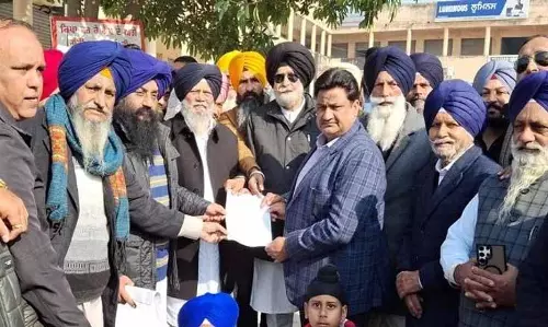 Akali Dal ने सिख गुरु पर कथित टिप्पणी को लेकर आप नेता का पुतला फूंका