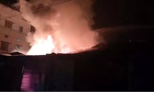 धू-धूकर जला किराना गोदाम, लाखों का नुकसान धू-धूकर जला किराना गोदाम, लाखों का नुकसान