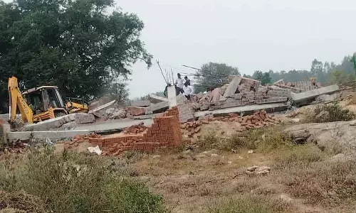 Mulabagilu : स्कूल परिसर में मस्जिद की इमारत को गिराने वाले समिति के सदस्य Mulabagilu : स्कूल परिसर में मस्जिद की इमारत को गिराने वाले समिति के सदस्य