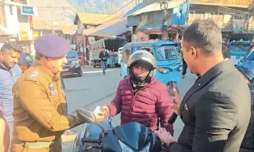 DLSA और ट्रैफिक पुलिस ने भद्रवाह में सड़क सुरक्षा जागरूकता कार्यक्रम आयोजित किया DLSA और ट्रैफिक पुलिस ने भद्रवाह में सड़क सुरक्षा जागरूकता कार्यक्रम आयोजित किया