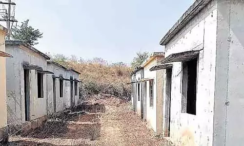 13 साल बाद भी, PMAY के तहत घर 1,000 से ज़्यादा परिवारों के लिए सपना बने हुए है 13 साल बाद भी, PMAY के तहत घर 1,000 से ज़्यादा परिवारों के लिए सपना बने हुए है