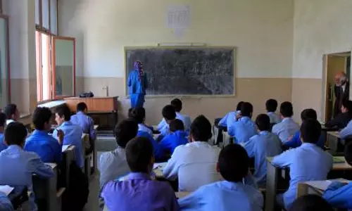 बिना बिल्डिंग के, Afghan स्टूडेंट्स आसमान के नीचे स्कूल जाने को मजबूर