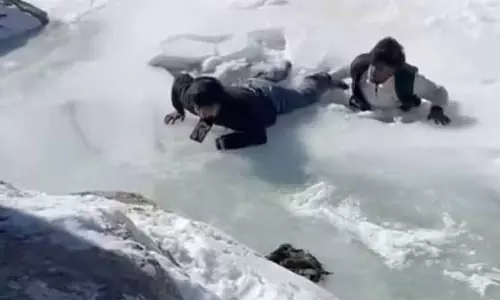 Koksar River में जमी बर्फ में फंसे टूरिस्ट, रील बनाना हुआ रिस्की Koksar River में जमी बर्फ में फंसे टूरिस्ट, रील बनाना हुआ रिस्की