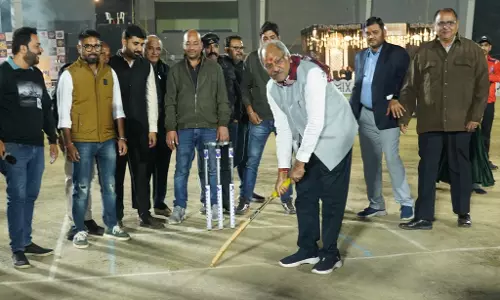 सांसद बृजमोहन ने शॉट पारी खेलकर क्रिकेट खिलाड़ियों का भरा जोश