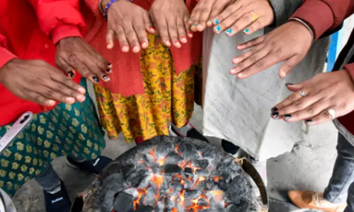 West Bengal के कुछ हिस्सों में लोगों को कड़ाके की ठंड से राहत मिली