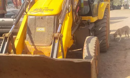 ASP ने नवा रायपुर के मुरूम खदान में मारी रेड, हाईवा और JCB जब्त
