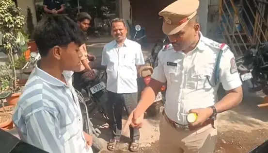 Telangana : ट्रैफिक पुलिस ने नायलॉन मांजा के खतरों का प्रदर्शन किया Telangana : ट्रैफिक पुलिस ने नायलॉन मांजा के खतरों का प्रदर्शन किया