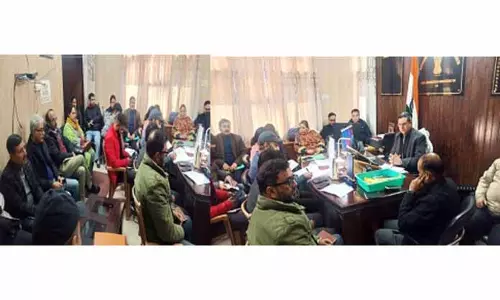 कमिश्नर R&R ने माइग्रेंट कैंप में चल रहे डेवलपमेंट कामों का रिव्यू किया कमिश्नर R&R ने माइग्रेंट कैंप में चल रहे डेवलपमेंट कामों का रिव्यू किया