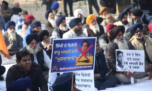 दिल्ली के पूर्व मुख्यमंत्री की सिख गुरुओं पर टिप्पणी के खिलाफ SAD ने विरोध प्रदर्शन किया