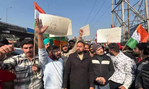JKNC छात्र संघ के कार्यकर्ताओं ने विरोध प्रदर्शन किया