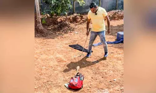 Kerala ; स्कूल बैग में छिपा कोबरा, परिवार में दहशत Kerala ; स्कूल बैग में छिपा कोबरा, परिवार में दहशत