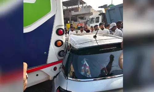 Mulugu जिले में एक लॉरी ने एक कार को टक्कर मार दी