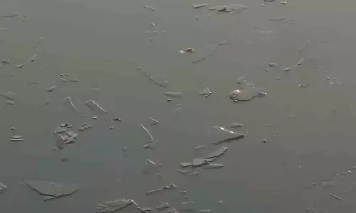 Kashmir Valley में शीतलहर के बीच डल झील आंशिक रूप से जम गई Kashmir Valley में शीतलहर के बीच डल झील आंशिक रूप से जम गई