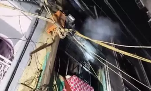 Delhi: कल्याणपुर में एक घर में आग लग गई Delhi: कल्याणपुर में एक घर में आग लग गई