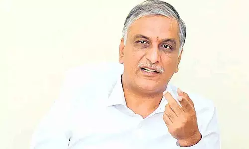 Harish Rao ने मूवी टिकट की कीमत बढ़ाने को लेकर सीएम रेवंत रेड्डी की आलोचना की Harish Rao ने मूवी टिकट की कीमत बढ़ाने को लेकर सीएम रेवंत रेड्डी की आलोचना की