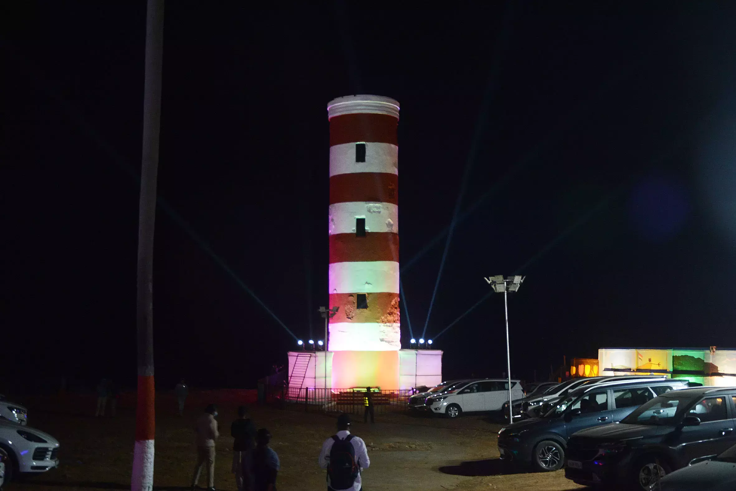 Andhra प्रदेश में संक्रांति पर मुर्गों की लड़ाई मुर्गे की ट्रेनिंग, कुक्कुट शास्त्र की मान्यताएं और जुए का बूम