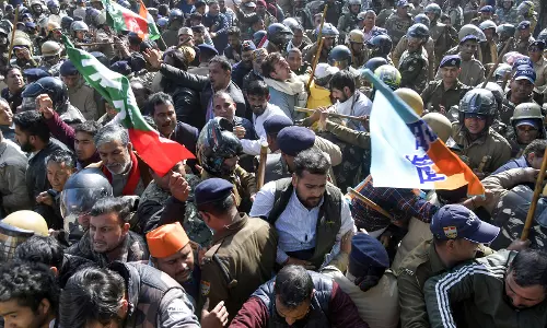 अंकिता भंडारी हत्याकांड: Uttarakhand बंद से पहले पुलिस ने सुरक्षा व्यवस्था तेज कर दी अंकिता भंडारी हत्याकांड: Uttarakhand बंद से पहले पुलिस ने सुरक्षा व्यवस्था तेज कर दी
