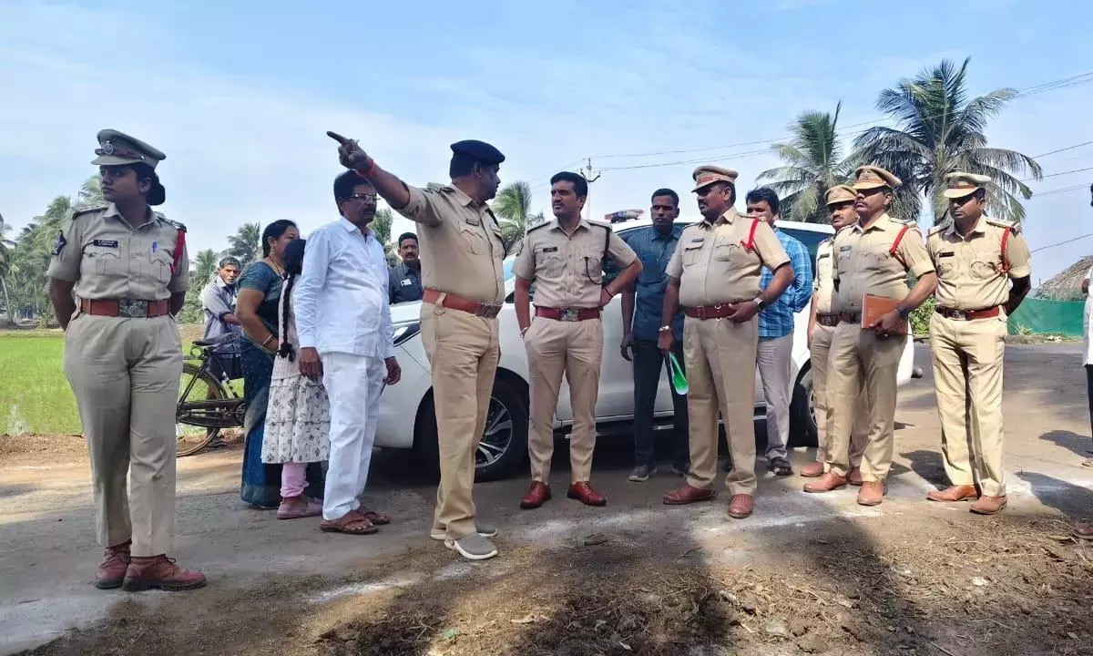 Andhra : कोनसीमा एसपी ने प्रभाला उत्सव के इंतज़ामों का रिव्यू किया Andhra : कोनसीमा एसपी ने प्रभाला उत्सव के इंतज़ामों का रिव्यू किया
