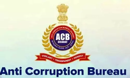 ACB ने पटवारी को रिश्वत लेते गिरफ्तार किया ACB ने पटवारी को रिश्वत लेते गिरफ्तार किया