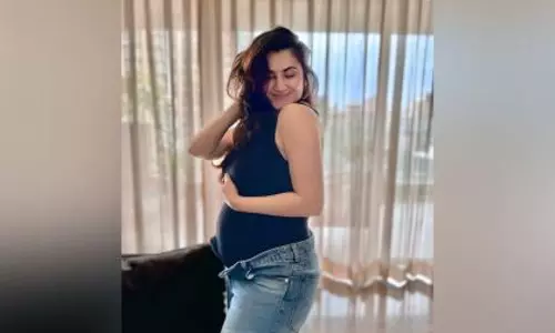 Shivalika ओबेरॉय ने शेयर की अपनी मैटरनिटी तस्वीरें, बिखेरा प्रेग्नेंसी ग्लो Shivalika ओबेरॉय ने शेयर की अपनी मैटरनिटी तस्वीरें, बिखेरा प्रेग्नेंसी ग्लो