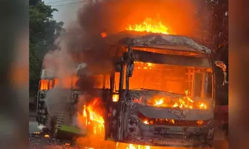 Odisha : भुवनेश्वर में एक और ‘अमा बस’ में आग लग गई Odisha : भुवनेश्वर में एक और ‘अमा बस’ में आग लग गई