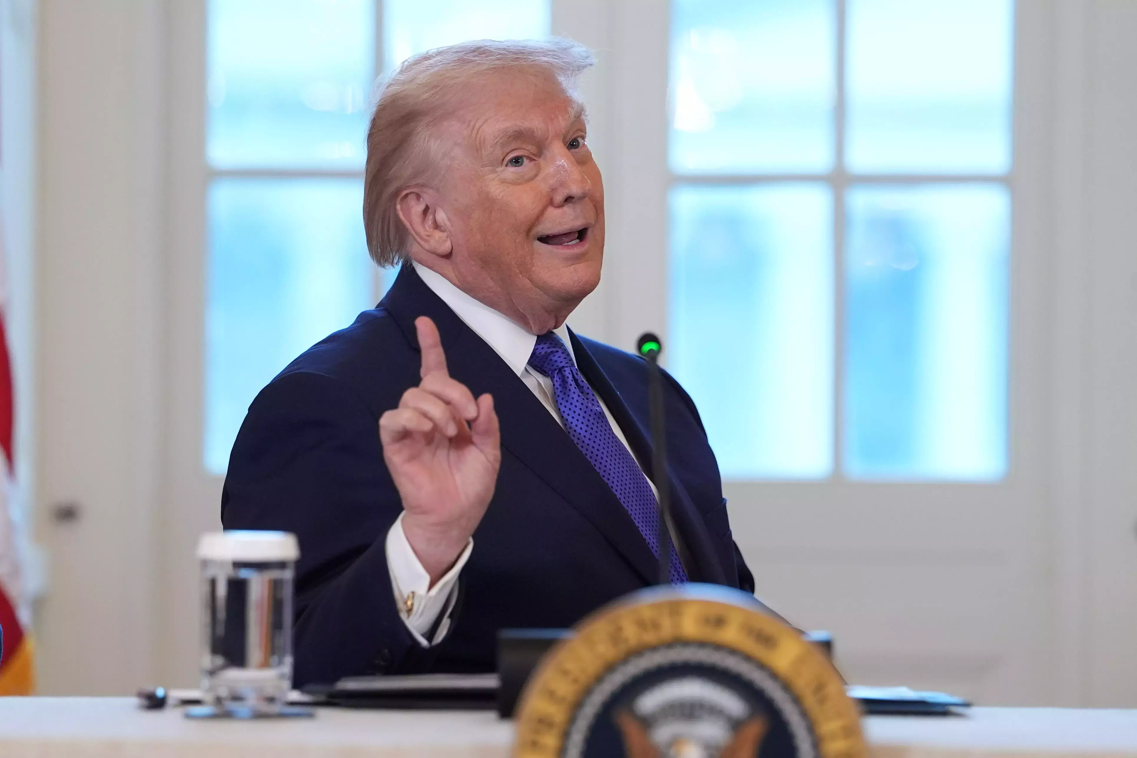 Trump ने वेनेजुएला के तेल से मिलने वाले फंड को बचाने के लिए ऑर्डर पर साइन किए