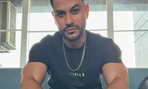 Kunal Khemu ने अपनी संडे बाइक राइड के लिए आइकॉनिक स्पोर्ट्स बाइक चुनी
