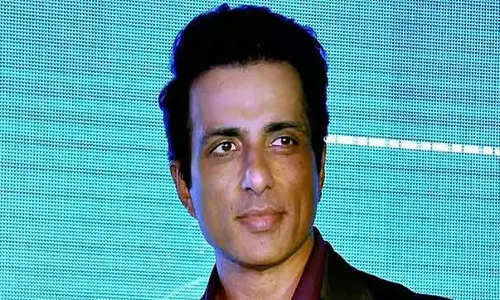 Sonu Sood ने गुजरात में एक गौशाला को 22 लाख दान किए Sonu Sood ने गुजरात में एक गौशाला को 22 लाख दान किए
