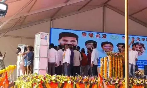 Peddapalli में कांग्रेस की मीटिंग के दौरान स्टेज पर दो लोकल नेताओं में झड़प हो गई Peddapalli में कांग्रेस की मीटिंग के दौरान स्टेज पर दो लोकल नेताओं में झड़प हो गई