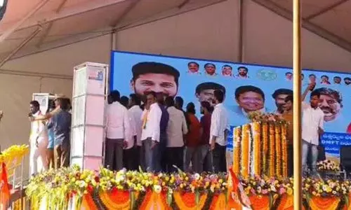 Peddapalli जिले के गोदावरीखानी में मंच पर कांग्रेस नेताओं में मारपीट Peddapalli जिले के गोदावरीखानी में मंच पर कांग्रेस नेताओं में मारपीट