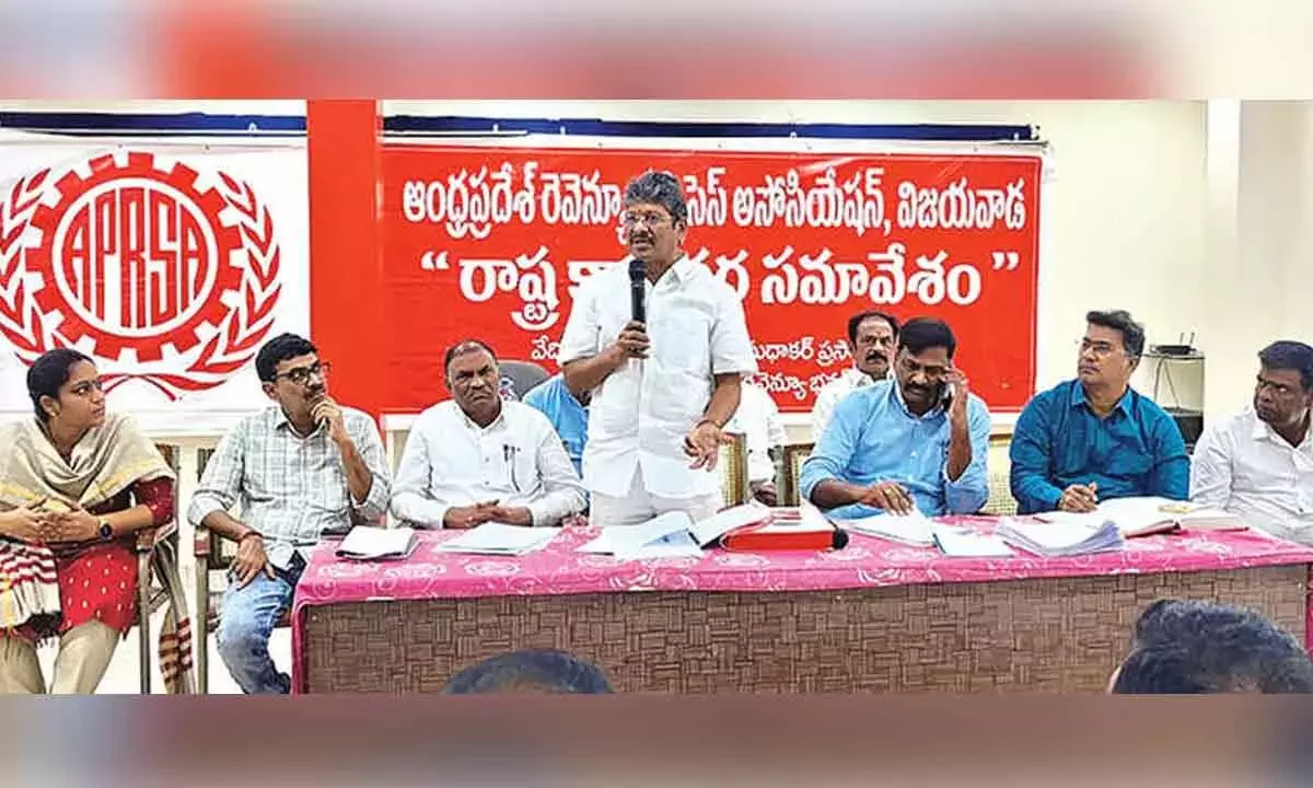 राजस्व कर्मचारी भूमि के दोबारा सर्वे का समर्थन करते हैं, सुरक्षा उपायों की मांग करते हैं राजस्व कर्मचारी भूमि के दोबारा सर्वे का समर्थन करते हैं, सुरक्षा उपायों की मांग करते हैं