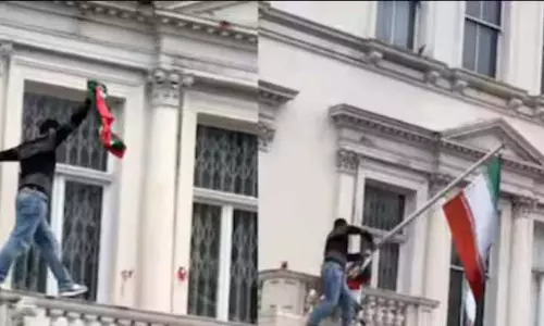 प्रदर्शनकारी ने लंदन में Iranian Embassy के झंडे की जगह 1979 से पहले का प्रतीक लगाया प्रदर्शनकारी ने लंदन में Iranian Embassy के झंडे की जगह 1979 से पहले का प्रतीक लगाया