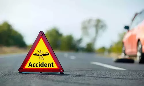 CG: रॉन्ग साइड से आई तेज रफ्तार कार ने बाइक को मारी टक्कर, दो गंभीर