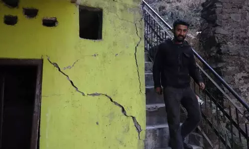 Shimla में टनल के लिए ब्लास्टिंग के कारण बिल्डिंग में दरारें आईं, 15 परिवारों को निकाला गया Shimla में टनल के लिए ब्लास्टिंग के कारण बिल्डिंग में दरारें आईं, 15 परिवारों को निकाला गया