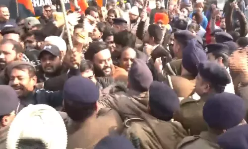 Chandigarh में पार्षद परिजनों की गिरफ्तारी पर प्रदर्शन Chandigarh में पार्षद परिजनों की गिरफ्तारी पर प्रदर्शन