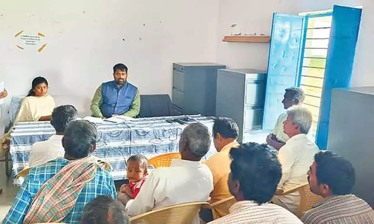 Farmers से पासबुक बांटने से पहले री-सर्वे रिकॉर्ड वेरिफाई करने का आग्रह किया गया Farmers से पासबुक बांटने से पहले री-सर्वे रिकॉर्ड वेरिफाई करने का आग्रह किया गया