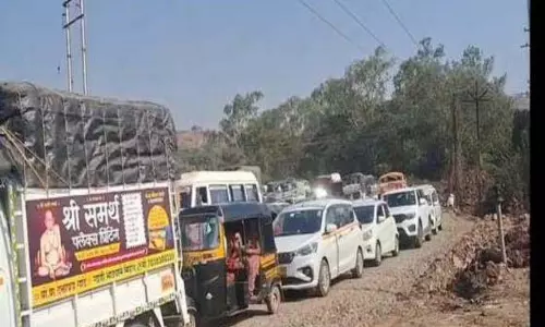 Bhor-Kapurhol रोड पर भारी ट्रैफिक जाम, 8-10 किलोमीटर लंबी कतारें Bhor-Kapurhol रोड पर भारी ट्रैफिक जाम, 8-10 किलोमीटर लंबी कतारें