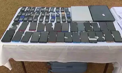 Bhubaneswar में अंतर-राज्यीय साइबर फ्रॉड गैंग का भंडाफोड़, 60 मोबाइल ज़ब्त Bhubaneswar में अंतर-राज्यीय साइबर फ्रॉड गैंग का भंडाफोड़, 60 मोबाइल ज़ब्त