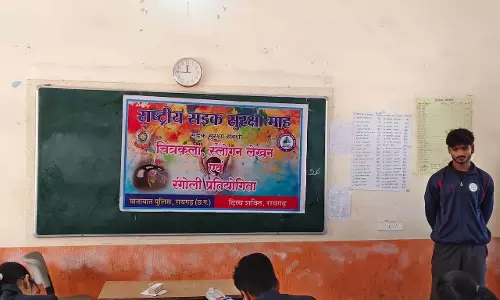 स्कूली बच्चों ने सड़क सुरक्षा पर रचनात्मक जागरूकता दिखाई स्कूली बच्चों ने सड़क सुरक्षा पर रचनात्मक जागरूकता दिखाई