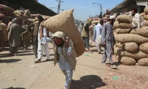 Pakistan: खैबर पख्तूनख्वा में आटे की कीमतों में बढ़ोतरी, लोगों में बढ़ी चिंता Pakistan: खैबर पख्तूनख्वा में आटे की कीमतों में बढ़ोतरी, लोगों में बढ़ी चिंता