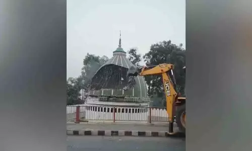अवैध मज़ार गिराने की कार्रवाई, UP सरकार ने बुलडोज़र लगाया